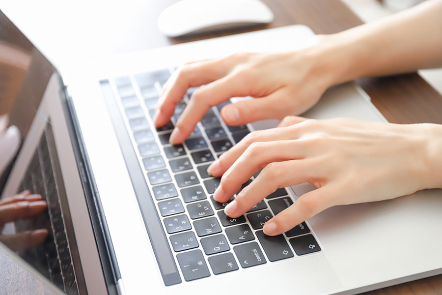 資料請求への対応はメールが中心となります